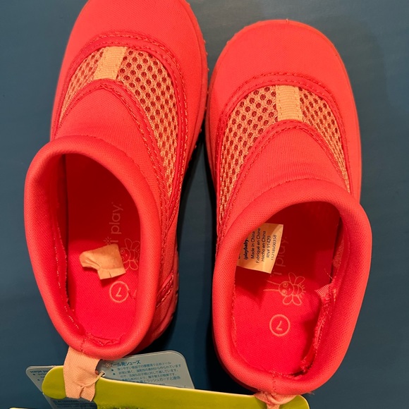 i play.® by green sprouts® Size 7 No-Slip Swim Shoe in Pink - Picture 3 of 5
